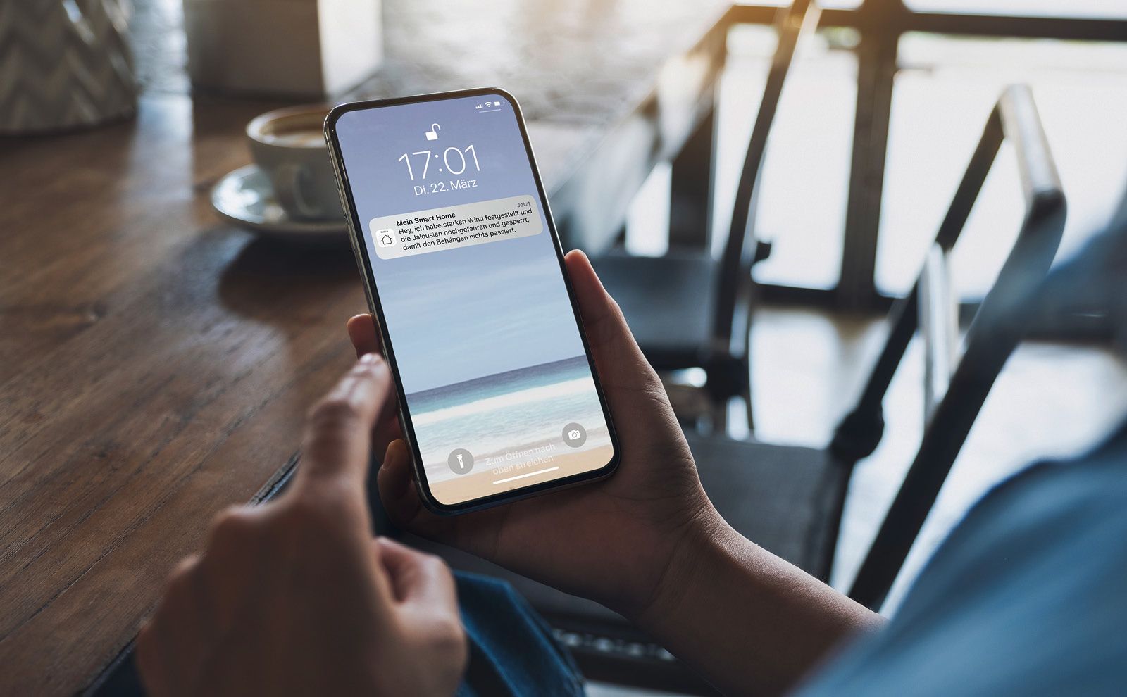 Nhờ thông báo đẩy qua ứng dụng Gira Smart Home, điện thoại thông minh của bạn sẽ thông báo cho bạn nếu có chuông báo trong nhà.